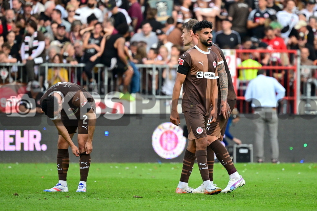 KBS Picture_FCStPauli-Heidenheim_082 | Spielende und 2:0 verloren v.l. Saliakas Manolis (St.Pauli) , Saad Elias (St.Pauli) , Smith Eric (St.Pauli) ,Sportplatz :  Millerntor Stadion, - Realisiert mit Pictrs.com