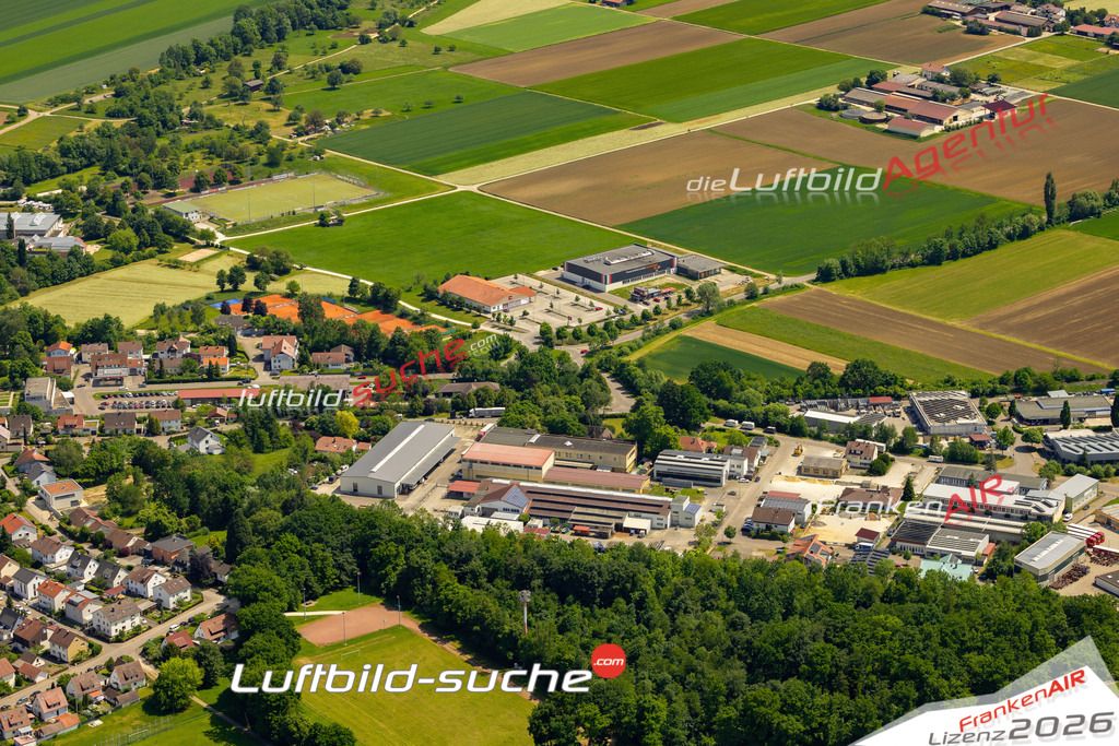Das Luftbild zeigt Gewerbe Heiningen - Die Luftaufnahme wurde 2023 vom UL-Flugzeug aus erstellt ( keine Drohne ) - Hochauflösende Luftaufnahme - Für grossformatige Ausdrucke geeignet. Die Geschenkidee !Mit Lizenz und Bildrechte bestellbar