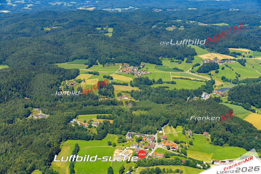 Aktuelles Luftbild von  Fürstenstein - Die Luftaufnahme wurde 2022 mittels UL-Flugzeug erstellt ( keine Drohne ) - hochauflösende Kamera-Systeme von  Canon -Beste Qualität - Für grossformatige Ausdrucke geeignet. Die Geschenkidee !