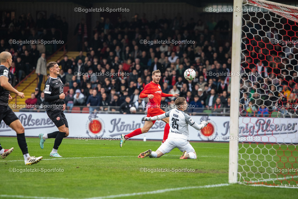 Luca Schlax zum 1:1 | 11.10.2025, Fußball, Niederrheinpokal, Rot-Weiß Oberhausen - Rot-Weiss Essen: Luca Schlax (Rot-Weiß Oberhausen #21) überwindet Felix Wienand (Rot-Weiss Essen #35) zum 1:1 - Realisiert mit Pictrs.com
