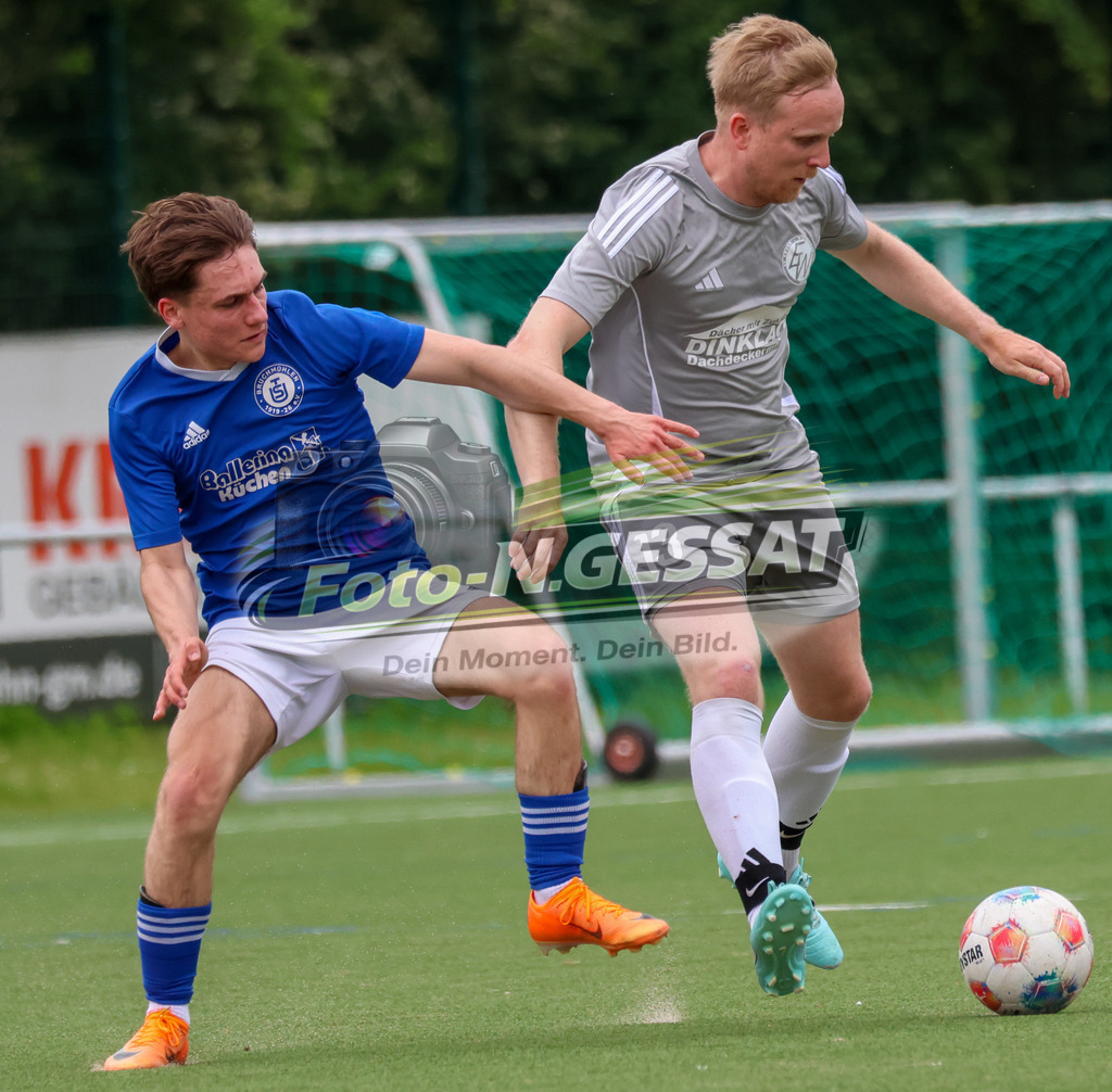SV Enger-Westerenger - TuS Bruchmühlen | Auf dem Bild zu sehen: grau SV Enger-Westerenger: Henrik Jablonowski ; blau TuS Bruchmühlen: Luis Manthey SV Enger-Westerenger, TuS Bruchmühlen, Saison 25/26, Kreisliga A, Enger, Deutschland - Realisiert mit Pictrs.com