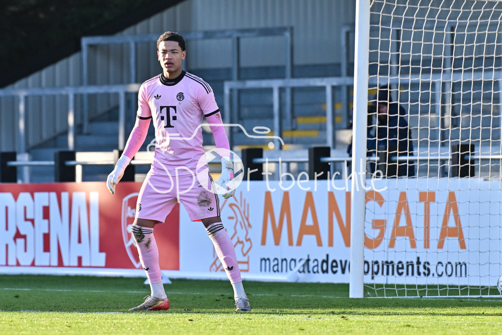 Arsenal London U19 - FC Bayern München U19 | BOREHAMWOOD, ENGLAND - 26. NOVEMBER: Im Bild Leonard PRESCOTT (FC Bayern München U19 1) / Einzelfoto / Freisteller beim Ligaspiel zwischen der U19 von Arsenal London und der U19 des FC Bayern München am 5. Spieltag der UEFA Youth League im Meadow Park am 26.11.2025