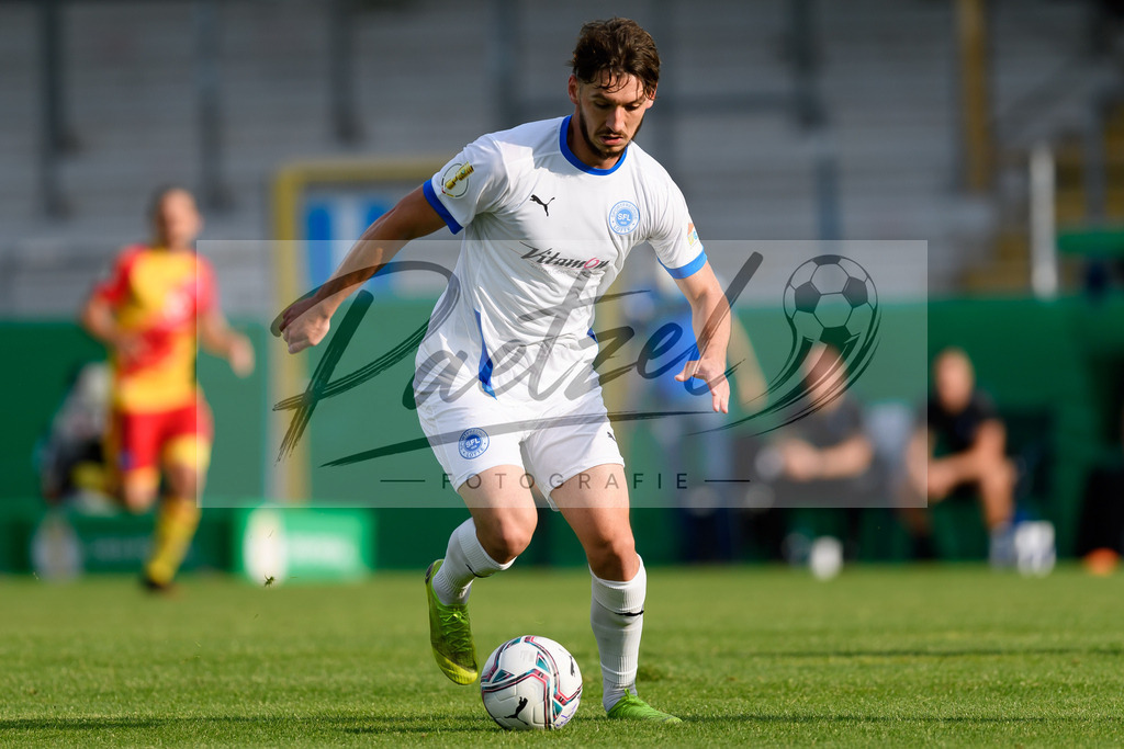 LOTKSC20210809_089 | Fussball, Herren: Cedric Euschen (Sportfreunde Lotte) in Aktion, am Ball, Einzelaktion beim Spiel der 1. Runde im DFB-Pokal zwischen SF Lotte und Karlsruher SC im Stadion am Lotter Kreuz am 09.08.2021 in Lotte, Deutschland.DFB / DFL REGULATIONS PROHIBIT ANY USE OF PHOTOGRAPHS AS IMAGE SEQUENCES AND/OR QUASI-VIDEO. - Realisiert mit Pictrs.com