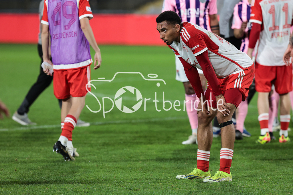 FC Bayern Amateure - TSV Aubstadt | Ein enttaeuschter Vincent MANUBA (FCB #20) nach dem 1-1 zu Hause gegen Aubstadt
