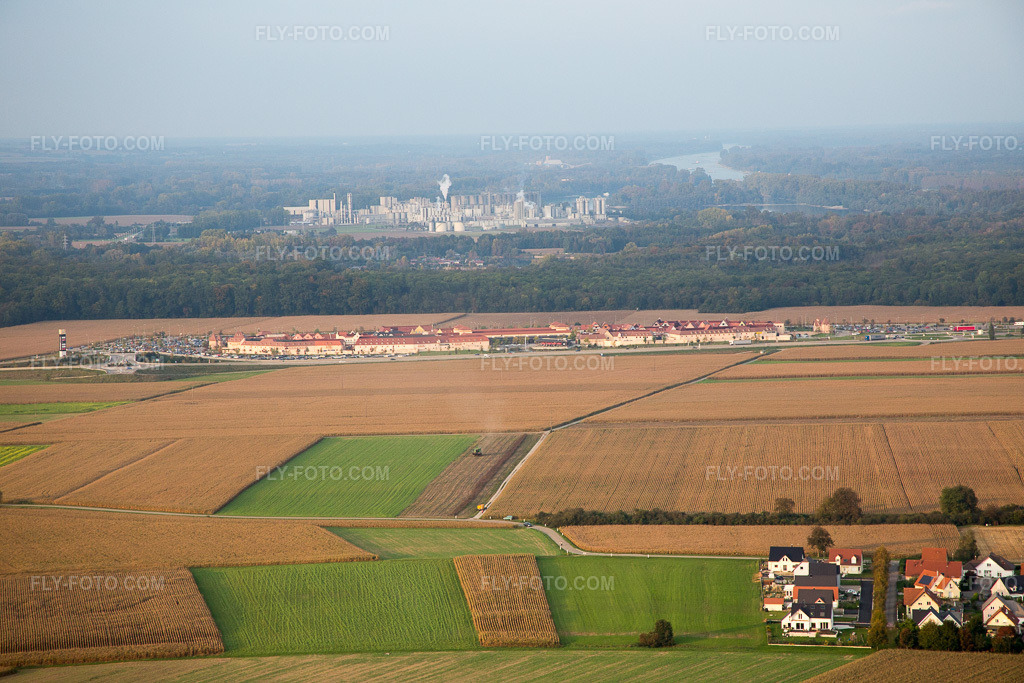 Aerial view: Roppenheim, Style outlet center in Fort-Louis in the state Bas-Rhin, France. – Photo: IMG_074368.jpg taken on 10/04/2014 by Werner Riehm/FLY-FOTO.com – Resolution of the original: 5472 x 3648 px