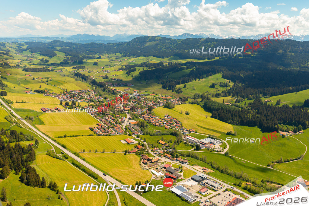 Das Luftbild zeigt :  Weitnau - Die Luftaufnahme wurde 2024 vom UL-Flugzeug aus erstellt ( keine Drohne ) - Hochauflösende Luftaufnahme - Für grossformatige Ausdrucke geeignet. Die Geschenkidee !Mit Lizenz und Bildrechte bestellbar
