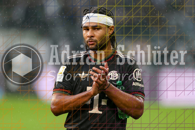 Borussia Mönchengladbach vs FC Bayern München - Bundesliga  | Mönchengladbach, Deutschland, 25.10.25:   Serge Gnabry (FC Bayern München) Schlussjubel, jubelt nach dem Sieg waehrend des Spiels der Bundesliga zwischen Borussia Mönchengladbach vs FC Bayern München im Stadion im Borussia Park(Foto von Brauer-Fotoagentur / Adrian Schlueter)