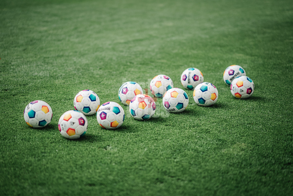 Fußball | Männer | Saison 2023/2024 | 2. Fußball-Bundesliga | 32. Spieltag | Hamburger SV vs. FC St. Pauli  | 03.05.2024 | Symbolbild Derbystar Fußbälle auf dem Rasen angeordnet