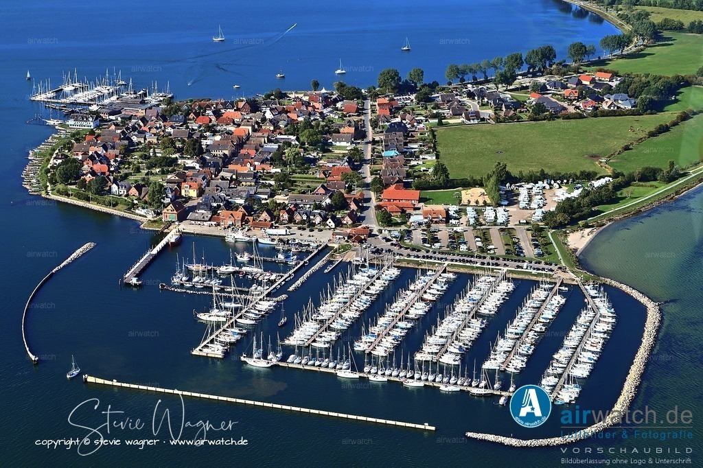 Maasholm - Der Aufschwung kam durch den Bau der künstlichen Schleimündung | Der Aufschwung kam durch den Bau der künstlichen Schleimündung, was den Seefahrern die Nutzung der Schlei erleichterte und einen großen Schiffsverkehr förderte, der sogar einen königlichen Zollkontrolleur erforderte. Nach dem deutsch-dänischen Krieg von 1864 ging der Handel mit Kopenhagen zurück, wodurch sich die Bevölkerung zunehmend auf den Fischfang konzentrierte und Maasholm zu einem der bedeutendsten Fischerorte an der Ostseeküste wurde.