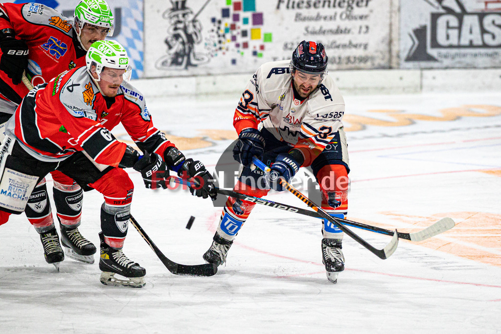 TSV Peißenberg MINERS vs ESC Kempten SHARKS | Eishockey Bayernliga Herren Vorrunde 2024/2025, TSV Peißenberg MINERS vs ESC Kempten SHARKS, 20241018,Kampf um den Puck Timo SCHIRRMACHER (SHARKS 3) und Maximilian MALZATZKI (MINERS 67),2024-10-18 in Peißenberg (Eisstadion)Timo SCHIRRMACHER (SHARKS 3), Maximilian MALZATZKI (MINERS 67)Copyright: WolfgangxLindner foto-lindner.de