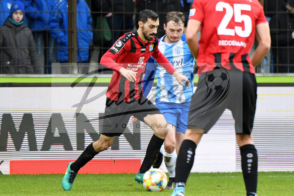 20200201_MEPCHE_0030 | Fußball, Herren: Rafael Garcia (Chemnitzer FC)  und Florian Egerer (SV Meppen) im Zweikampf waehrend des Spiels der 3. Liga zwischen SV Meppen und Chemnitzer FC in der Haensch-Arena am 01.02.2020 in Meppen, Deutschland. DFB / DFL REGULATIONS PROHIBIT ANY USE OF PHOTOGRAPHS AS IMAGE SEQUENCES AND/OR QUASI-VIDEO. - Realisiert mit Pictrs.com