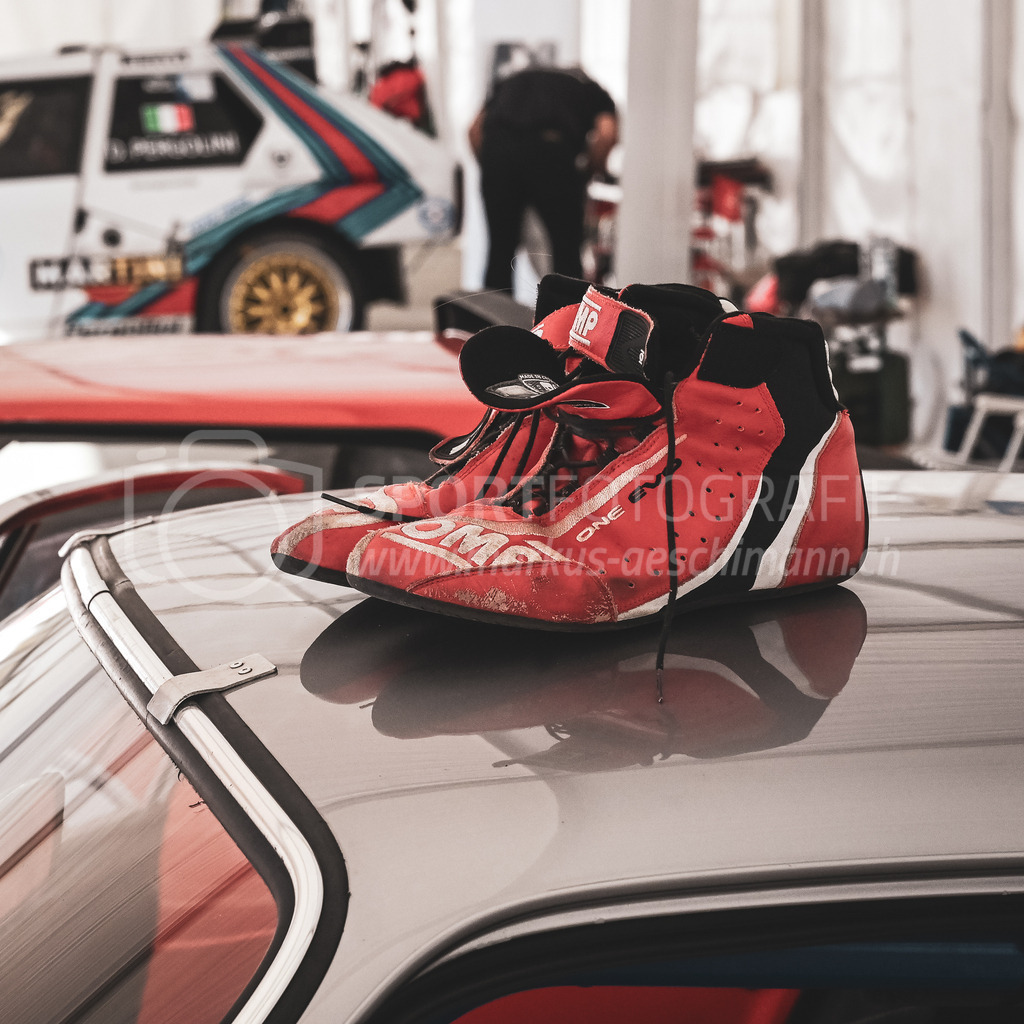 19. Arosa ClassicCar 2023 - 2. September 2023 | 19. Arosa ClassicCar 2023
Arosa, Schweiz
Rennfahrerschuhe auf dem Dach eines Classic Car.
@arosaclassiccar, @arosa.official, #arosaclassiccar, #arosa, #76curves, #classiccar
Bild: Sportfotografie Markus Aeschimann | www.markus-aeschimann.ch - Realisiert mit Pictrs.com