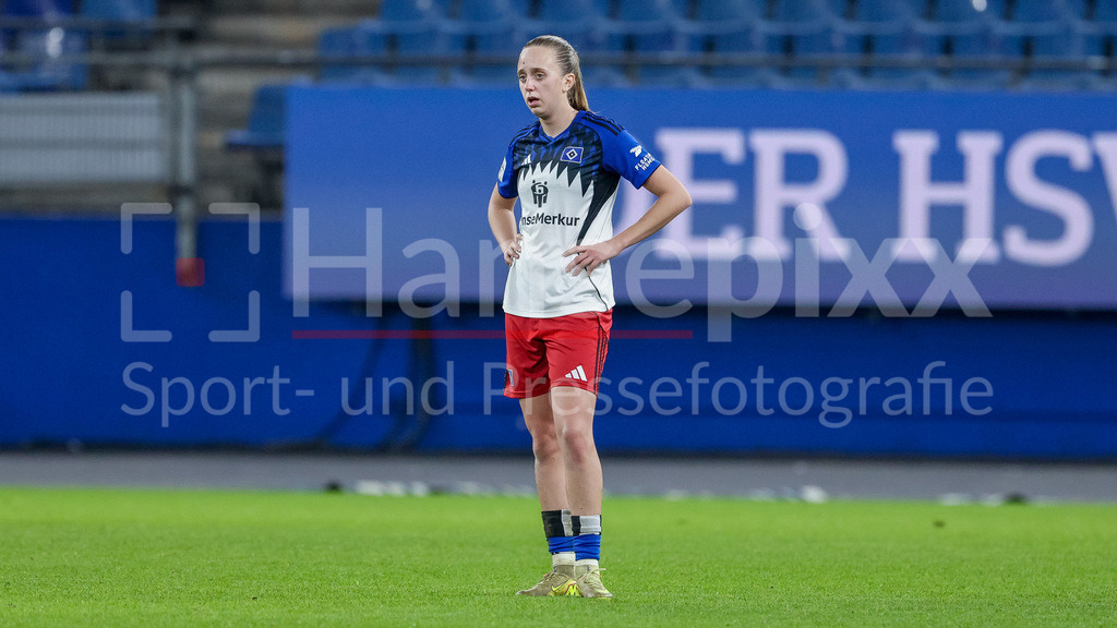 Fussball, Google Pixel Frauen-Bundesliga, Hamburger SV - 1. FC Köln | Victoria Schulz (Hamburger SV, 19) enttäuscht über die Niederlage, Enttäuschung nach dem Schlusspfiff, Abpfiff, Highlight, Verlierer, verloren, Frustration, pessimistisch, traurig, DIE DFB-RICHTLINIEN UNTERSAGEN JEGLICHE NUTZUNG VON FOTOS ALS SEQUENZBILDER UND/ODER VIDEOÄHNLICHE FOTOSTRECKEN. DFB REGULATIONS PROHIBIT ANY USE OF PHOTOGRAPHS AS IMAGE SEQUENCES AND/OR QUASI-VIDEO.