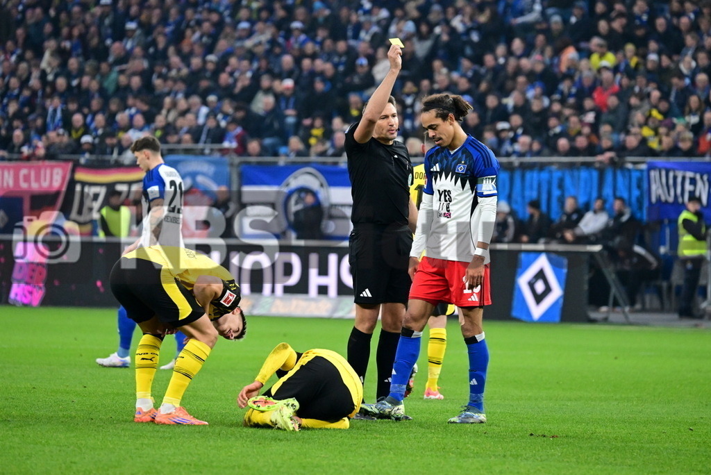 KBS Picture_HSV-Dortmund_008 | Reichel Tobias Schiedsrichter zeigt Poulsen Yussuf (HSV) die Gelbe Karte ,Sportplatz :  Volksparkstadion, - Realisiert mit Pictrs.com