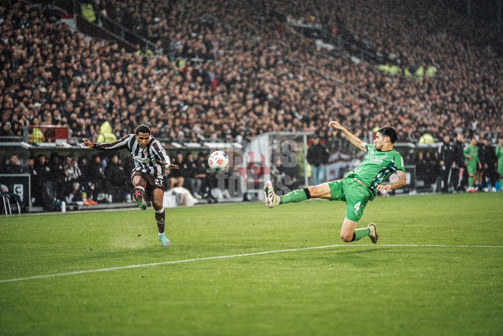 Fußball | Männer | Saison 2025/2026  | Fußball-Bundesliga | 09. Spieltag | FC St. Pauli vs. Borussia Mönchengladbach | 01.11.2025 | v.l. Andreas Hountondji (#27, FC St. Pauli) und Kevin Diks (#4, Borussia Mönchengladbach)