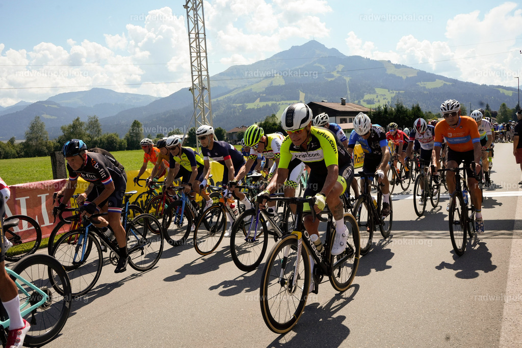 458_20230817_Bewerb_Maenner_Muehlanger | AUT - OESTERREICH, 2023-08-16: SPORT RENNRAD-FAHREN - 55. INTERNATIONALER RADWELTPOKAL IN ST. JOHANN IN TIROL  - Vintage-Radrennen mit WM-Bronze-Medaillen-Siegerin Christina Schweinberger, den Teilnehmer und Alexander Baumann (vom Orginastions-Team) - TAG 2 BEWERB MAENNER IN SECHS GRUPPEN  ; Foto: Roland Muehlanger
