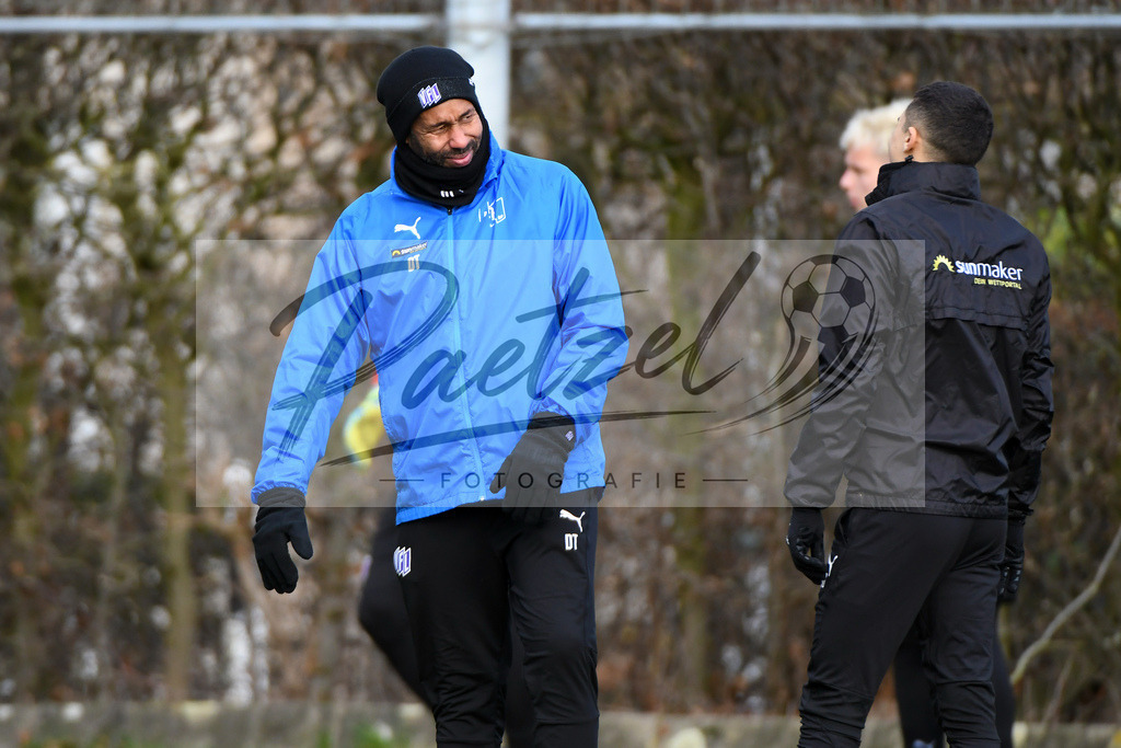 20200225_TRAOSN_0002 | Fussball, Herren: Trainer Daniel Thioune (VfL Osnabrueck) und Anas Ouahim (VfL Osnabrueck) unterhalten sich waehrend der Trainingseinheit des VfL Osnabrueck im Sportpark Illoshoehe am 25.02.2020 in Osnabrueck, Deutschland. - Realisiert mit Pictrs.com