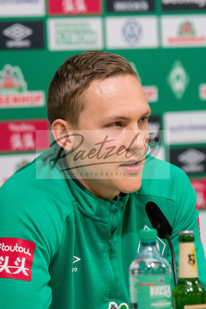 20200218_PKWEBR_0019 | Fussball, Herren: Ludwig Augustinsson (SV Werder Bremen) schaut waehrend der Pressekonferenz des SV Werder Bremen im Presseraum des wohninvest Weserstadion am 18.02.2020 in Osnabrueck, Deutschland. - Realisiert mit Pictrs.com