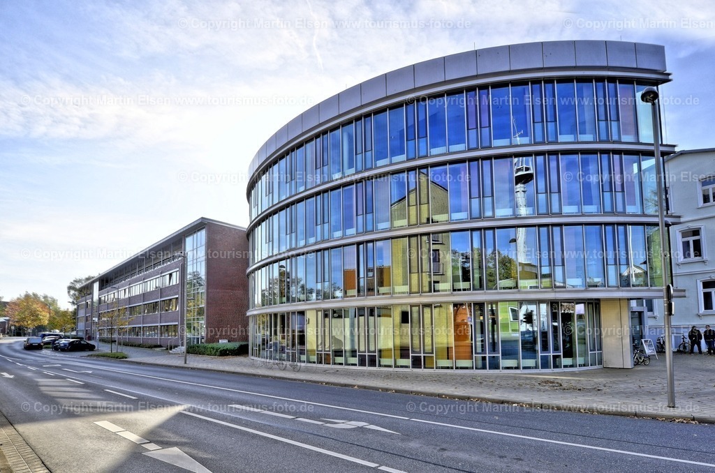 Buxtehude_ELS_0791bb | Buxtehude - Aufnahmedatum: 27.10.2014, Aufnahmehöhe:  m, Koordinaten:  - , Bildgröße: 5455 x  3612 Pixel - Copyright 2014 by Martin Elsen, Kontakt: Tel.: +49 157 74581206, E-Mail: info@schoenes-foto.deSchlagwörter:Foto,Tourismus,Kirche,Rathaus,NSB,Museum,Vivienstraße,Hafen,Nachtaufnahmen,BSV,Handball,Fleth, - Realisiert mit Pictrs.com