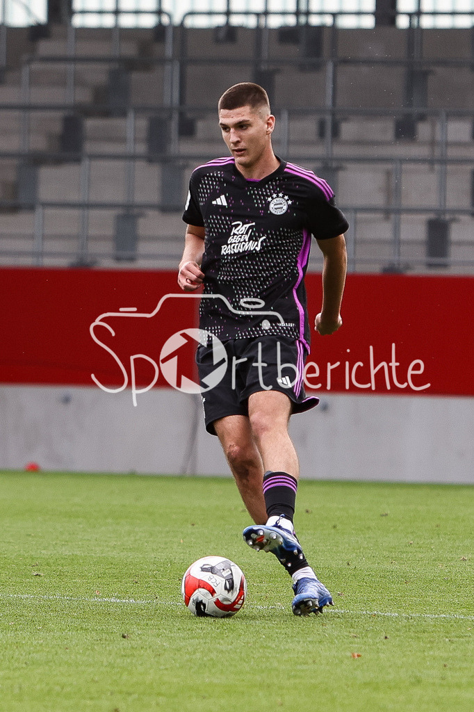 FC Bayern Muenchen U19 - 1. FC Kaiserslautern U19 | Ljubo PULJIC (FCB #5) am Ball / Freisteller / Einzelfoto