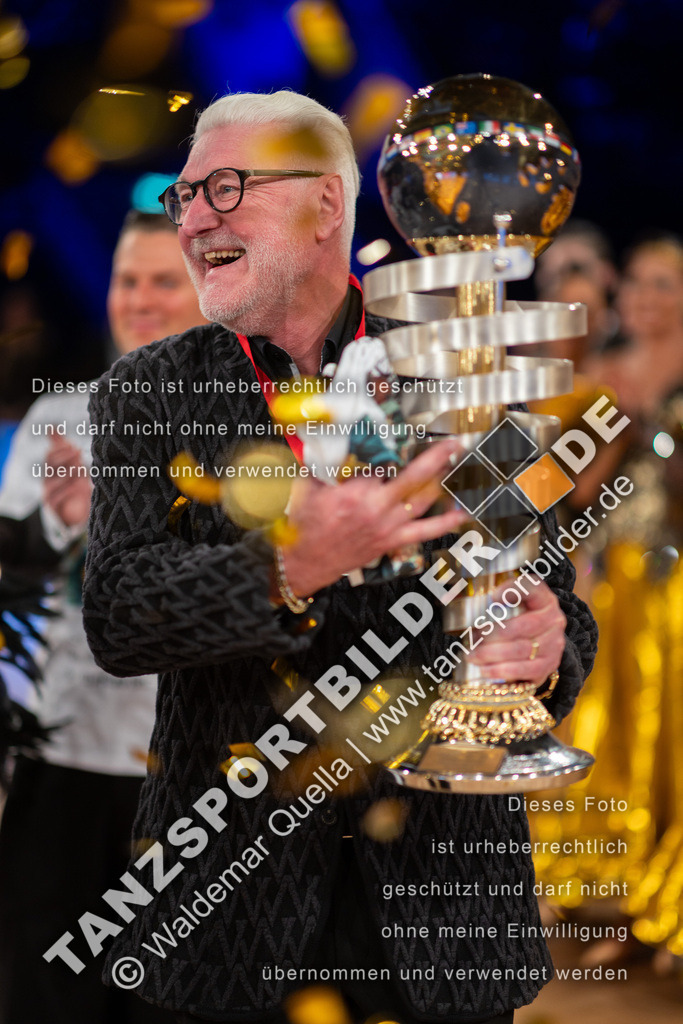 20251206-05826 | Hier finden Sie Tanz Bilder vom Latein und Standard Formationen tanzen. Sportbilder vom Tanzsport. Schöne Fotos und von Weltmeisterschaft, Europameisterschaft, Bundesliga, Regionalliga, Oberliga und Landesliga sowie von GOC Stuttgart, DanceComp, WM Bremen