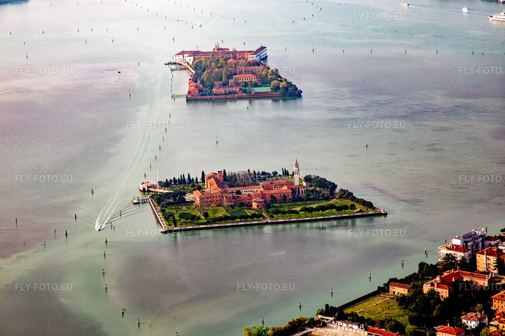 Vue aérienne: Zone côtière d'Isola Di San Lazzaro et San Servolo - île du Lido à Venedig dans le département Vénétie, Italie. Photo: IMG_087495.jpg prise le 06/04/2016 par Werner Riehm/FLY-FOTO.euRésolution de l'original: 5472 x 3648 px