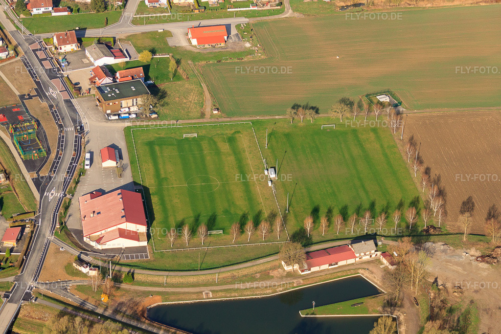 Luftbild: Stade du Rhin - F.C. Munchhausen in Munchhausen im Bundesland Bas-Rhin in Frankreich. – Foto: IMG_25585.jpg vom 02.04.2010 durch Werner Riehm/FLY-FOTO.de – Auflösung des Originals: 4752 x 3168 px