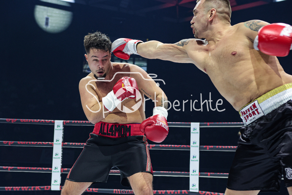 Profi - Box - Gala / Main Event | James KRAFT (rote Hose) in seinem Kampf gegen Vaclav TOJACEK (schwarze Hose)