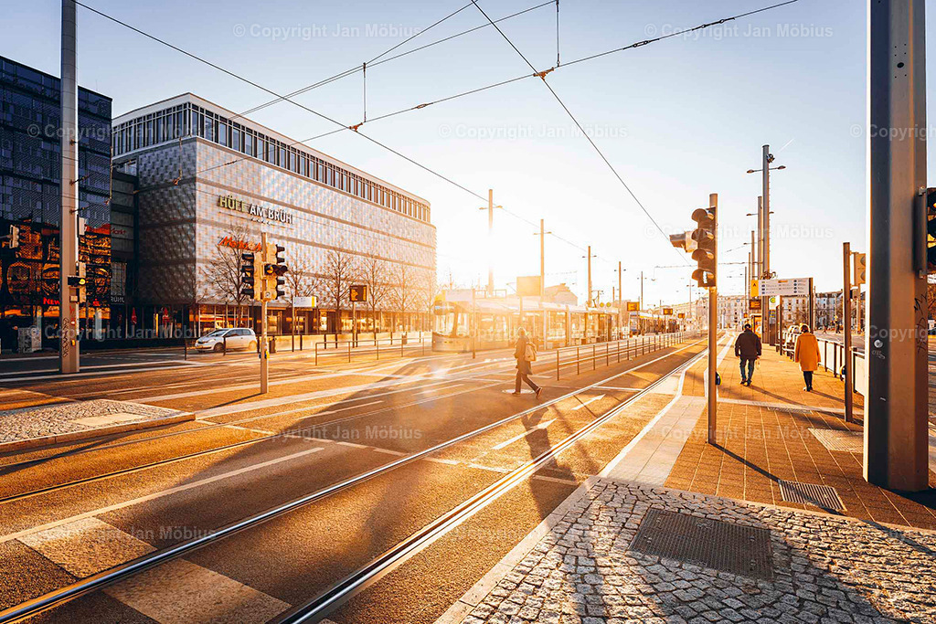 Goerdelerring | Der Goerdelerring ist ein zentraler Verkehrsknotenpunkt in Leipzig – geprägt von urbanem Leben, moderner Architektur und direkter Anbindung an Kultur, City und Nahverkehr. - Realisiert mit Pictrs.com