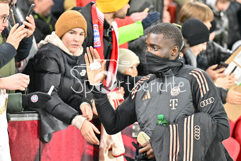 Augsburger Panther - EC VSV | auf der Ersatzbank in Salzburg Dayot UPAMECANO (FC Bayern Muenchen 2) / Testspiel: RB Salzburg - FC Bayern Muenchen, Red Bull Arena am 06.01.2025