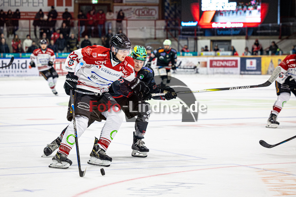Peißenberg MINERS gegen EHC Königsbrunn | Eishockey Bayernliga 2025/26 Vorrunde 7. Spieltag, Peißenberg MINERS gegen EHC Königsbrunn, 20251102,Zweikampf,2025-11-02 in Peißenberg (flatbuy Arena Peißenberg), Leon BAKOS (EHC Königsbrunn 22), Korbinian HOPPER (MINERS 94)Copyright: WolfgangxLindner www.foto-lindner.de