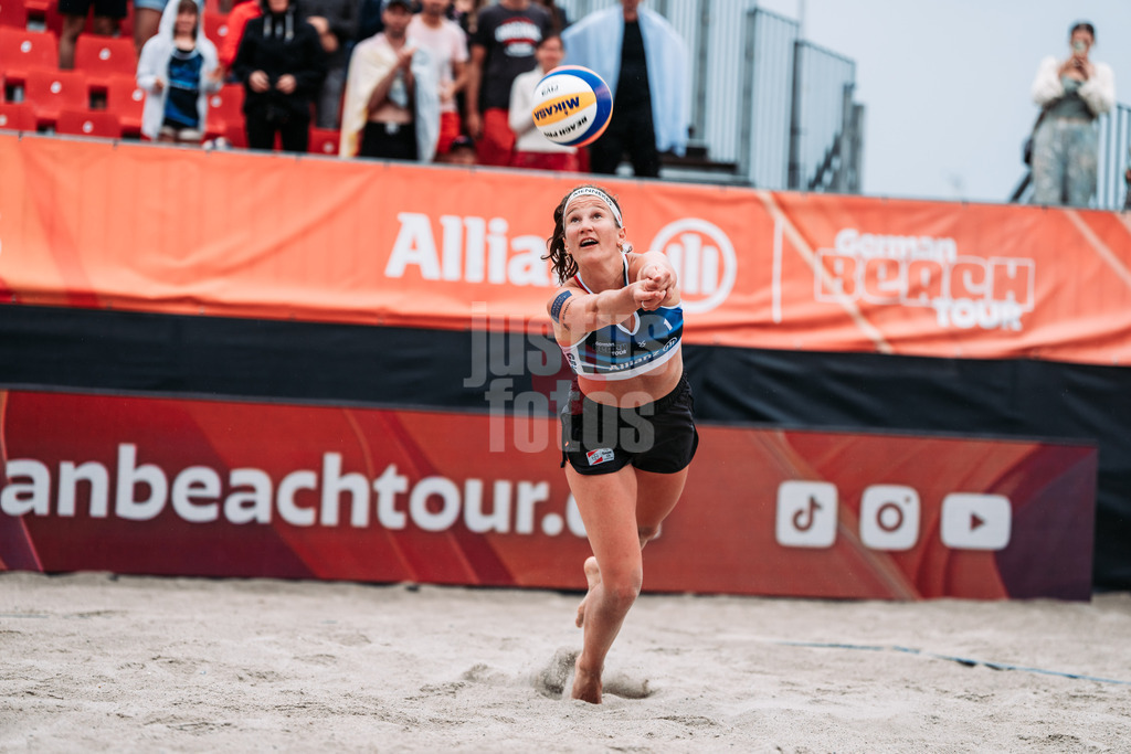 Beachvolleyball | Frauen | Allianz German Beach Tour 2024 | Tourstop Kühlungsborn 2 | 16.08.2024 | Isabel Schneider spielt den Ball