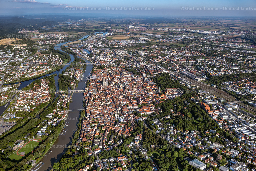 4050940 | REGENSBURG 03.09.2021 Stadtansicht des Innenstadtbereiches am Neupfarrplatz in Regensburg im Bundesland Bayern, Deutschland. // City view on down town on Neupfarrplatz in Regensburg in the state Bavaria, Germany. Foto: Gerhard Launer