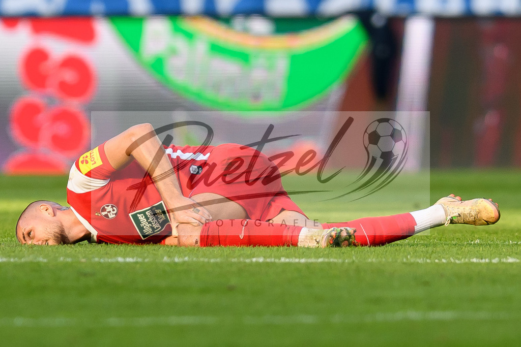 FCMFCK20210904_032 | Fussball, Herren: Rene Klingenburg (1. FC Kaiserslautern) verletzt am Boden beim Spiel der 3. Liga zwischen 1. FC Magdeburg und 1. FC Kaiserslautern in der MDCC-Arena am 04.09.2021 in Magdeburg, Deutschland.DFB / DFL REGULATIONS PROHIBIT ANY USE OF PHOTOGRAPHS AS IMAGE SEQUENCES AND/OR QUASI-VIDEO. - Realisiert mit Pictrs.com