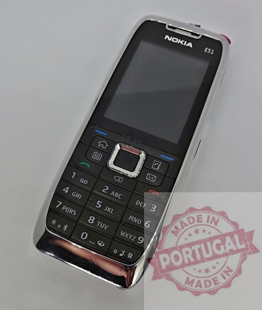 Nokia E51 mobile phone showing blank screen on white background | Classic Nokia E51 business mobile phone with blank screen lying on a white background - Realisiert mit Pictrs.com
