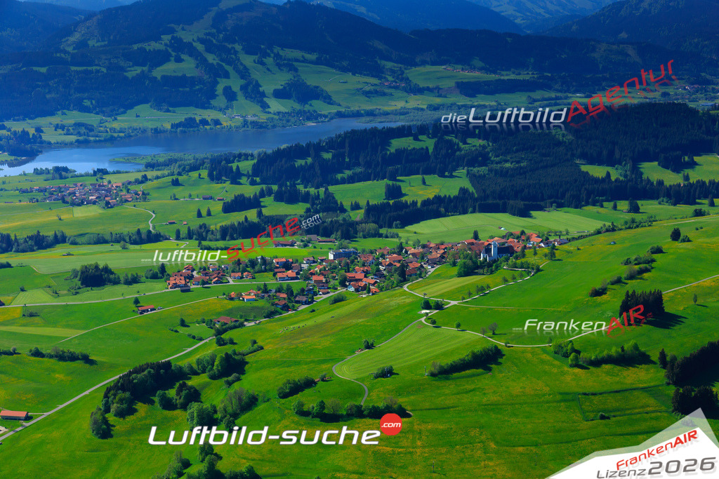 Die Luftaufnahme Mittelberg - Oy Mittelberg wurde vom UL-Flugzeug (keine Drohne) aus fotografiert.Hohe Druck- Auflösung-die Geschenkidee!