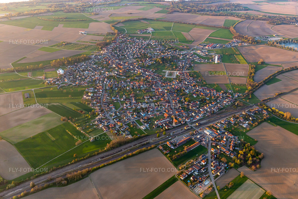 Aerial view: Village view in Rœschwoog in the state Bas-Rhin, France. – Photo: IMG_126525.jpg taken on 04/25/2021 by Werner Riehm/FLY-FOTO.com – Resolution of the original: 5222 x 3481 px