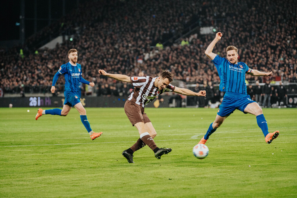 FCP04441 | Der offizielle Shop für FC St. Pauli Fotos. Wähle aus Spielszenen & Fanmomenten dein FCSP Wunschformat. Wir liefern Millerntor-Atmosphäre.