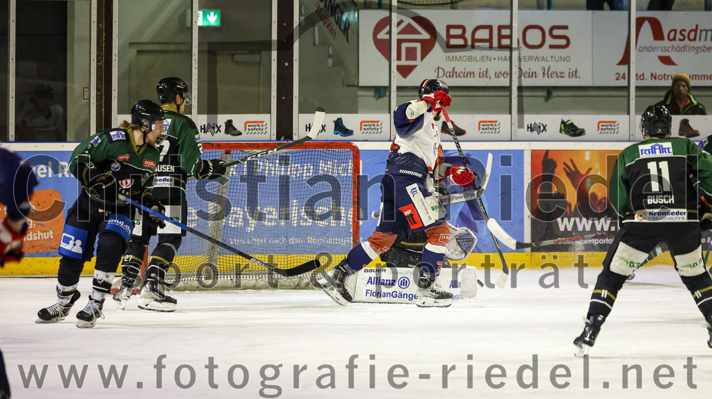2023-03-07_121_TSV_Erding_gegen_ESC_Kempten | Erding, Deutschland, 07.03.2023:
Eishockey, Bayernliga Playoffs 2022 / 2023, Viertelfinale, TSV Erding gegen ESC Kempten, Endergebnis: 9:3

Michael Franz (Erding Gladiators, #13), Mark Waldhausen (Erding Gladiators, #27), Torwart Christoph Schedlbauer (Erding Gladiators, #31)

Foto: Christian Riedel / fotografie-riedel.net
