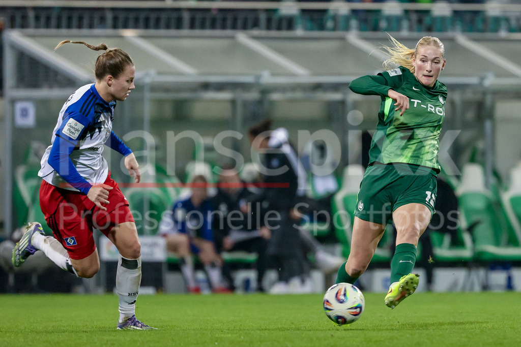 Fussball, Google Pixel Frauen-Bundesliga, VfL Wolfsburg - Hamburger SV | v.li.: Christin Meyer (Hamburger SV, 16) und Camilla Küver (VfL Wolfsburg, 16) im Zweikampf, Duell, Dynamik, Aktion, Action, Spielszene, DIE DFB-RICHTLINIEN UNTERSAGEN JEGLICHE NUTZUNG VON FOTOS ALS SEQUENZBILDER UND/ODER VIDEOÄHNLICHE FOTOSTRECKEN. DFB REGULATIONS PROHIBIT ANY USE OF PHOTOGRAPHS AS IMAGE SEQUENCES AND/OR QUASI-VIDEO.