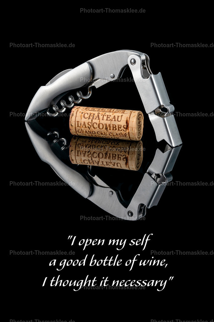 Weinbesteck mit Spruch | Diese stilvolle Weinszene präsentiert einen professionellen Sommelier-Korkenzieher in perfekter Inszenierung. Das polierte Edelstahl-Werkzeug umschließt sanft einen Korken eines französischen Château-Weins und spiegelt sich elegant auf der glänzenden schwarzen Oberfläche. Der minimalistische Stil erinnert an hochwertige Produktfotografie und edle Werbung. Die Reflexion des Korkenziehers verstärkt die Tiefenwirkung und schafft eine fast schwebende Optik. Das Zitat "I open my self a good bottle of wine,I thought it, gibt dem technischen Gegenstand eine menschliche und humorvolle Dimension. - Realisiert mit Pictrs.com