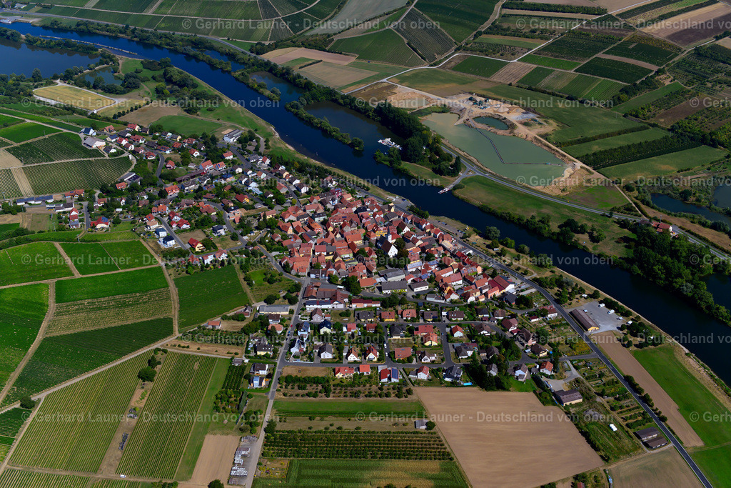 3650280 | OBEREISENHEIM 31.08.2016 Ortsansicht am Rande von landwirtschaftlichen Feldern und Nutzflächen  in Obereisenheim im Bundesland Bayern, Deutschland // Village view on the edge of agricultural fields and land  in Obereisenheim in the state Bavaria, Germany Foto: Gerhard Launer