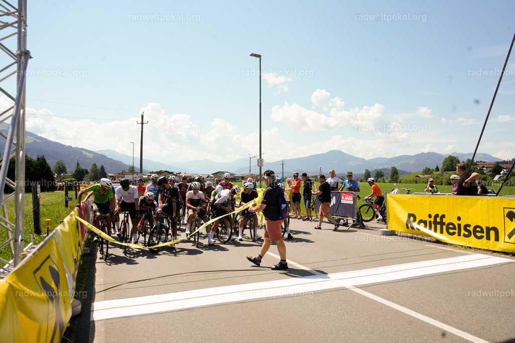 88_20230817_Bewerb_Maenner_Muehlanger | AUT - OESTERREICH, 2023-08-16: SPORT RENNRAD-FAHREN - 55. INTERNATIONALER RADWELTPOKAL IN ST. JOHANN IN TIROL  - Vintage-Radrennen mit WM-Bronze-Medaillen-Siegerin Christina Schweinberger, den Teilnehmer und Alexander Baumann (vom Orginastions-Team) - TAG 2 BEWERB MAENNER IN SECHS GRUPPEN  ; Foto: Roland Muehlanger