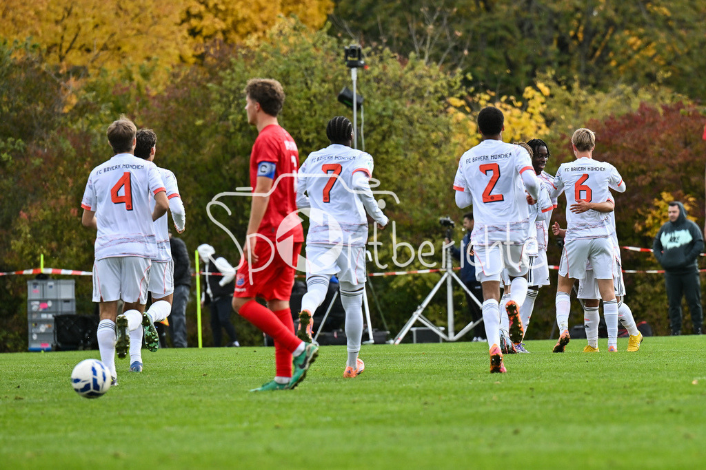 SpVgg Unterhaching U19 - FC Bayern München U19 | Jubel der Gäste nach dem Treffer zum 0-1 durch Maycon Douglas NORMANHA CAROZO (FC Bayern München U19 11) / Tor / Torschuetze / Freude / Happy / U19 DFB Nachwuchsliga: SpVgg Unterhaching - FC Bayern München; Sportschule Oberhaching am 18.10.2025