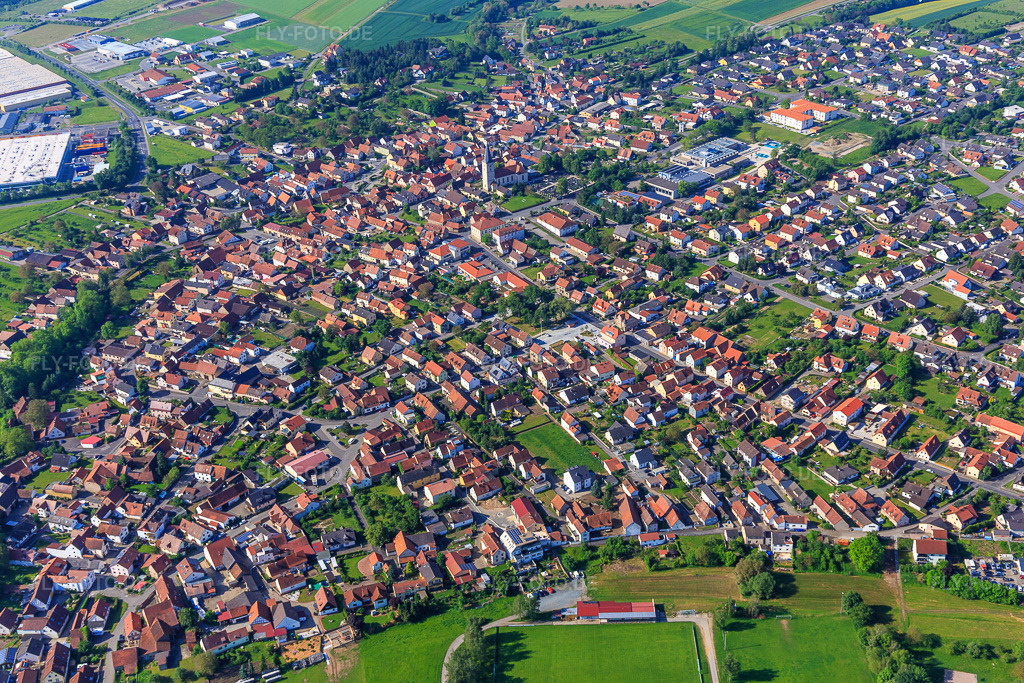 Luftbild: Ortsansicht südlich des Main aus Norden mit Dreiberg-Schule Knetzgau und AWO Seniorenzentrum Knetzgau und Kirche der Pfarreiengemeinschaft Knetzgau in Knetzgau im Bundesland Bayern in Deutschland.Foto: IMG_099875.jpg vom 25.05.2017 durch Werner Riehm/FLY-FOTO.deDreiberg-Schule Knetzgau - Dreiberg Schule!WWW.SENIORENZENTRUM-KNETZGAU.DEMenüpunkt öffnen/schließen