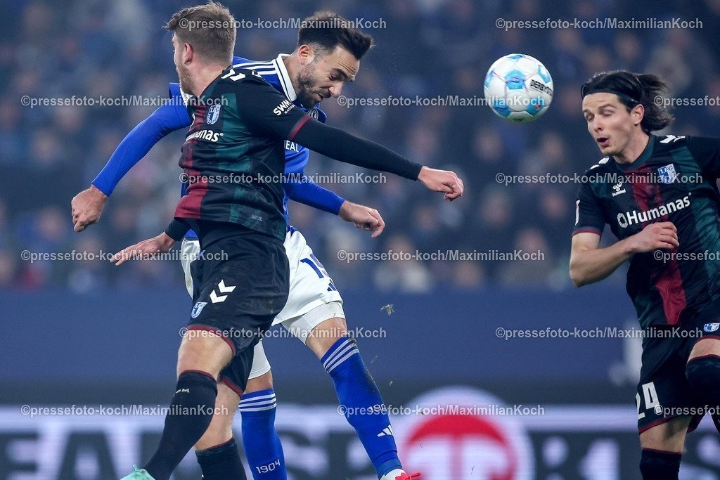 S0401022501034 | 01.02.2025, Fußball, FC Schalke 04 - 1. FC Magdeburg, 2.. Fußball Bundesliga, 20. Spieltag, Veltins-Arena Gelsenkirchen, Saison 2024 2025: Kenan Karaman (S04 #19) im Zweikampf gegen Marcus Mathisen (1.FC Magdeburg #16)DFB regulations prohibit any use of photographs as image sequences and or quasi-video.