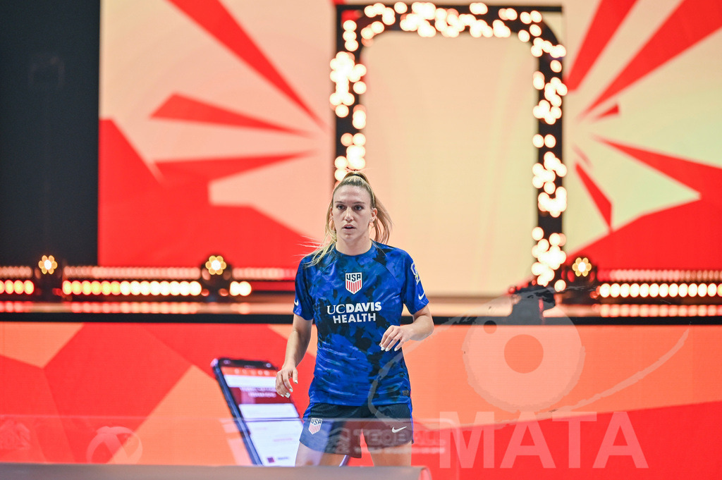 _DWI5994 | Carolyn Greco (USA) beim Frauen- Single Ungarn vs. USA bei der Teqball Weltmeisterschaft 2022 in der Kia Metropole Arena. Nürnberg, 27.11.2022 - Realisiert mit Pictrs.com