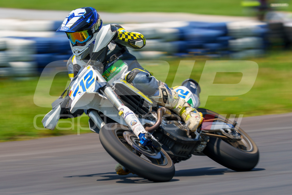 G-Cup + Supermoto Staatsmeisterschaft + Hungarian Supermoto Championship | GRIPcapture steht für authentische Sportfotografie in Österreich – für Momente, die mehr sind als Geschwindigkeit oder Ergebnis. Es geht um Emotion, Spannung, Fokus und den Augenblick, der oft nur einen Wimpernschlag dauert.Ob Motorsport, Teamsport oder 