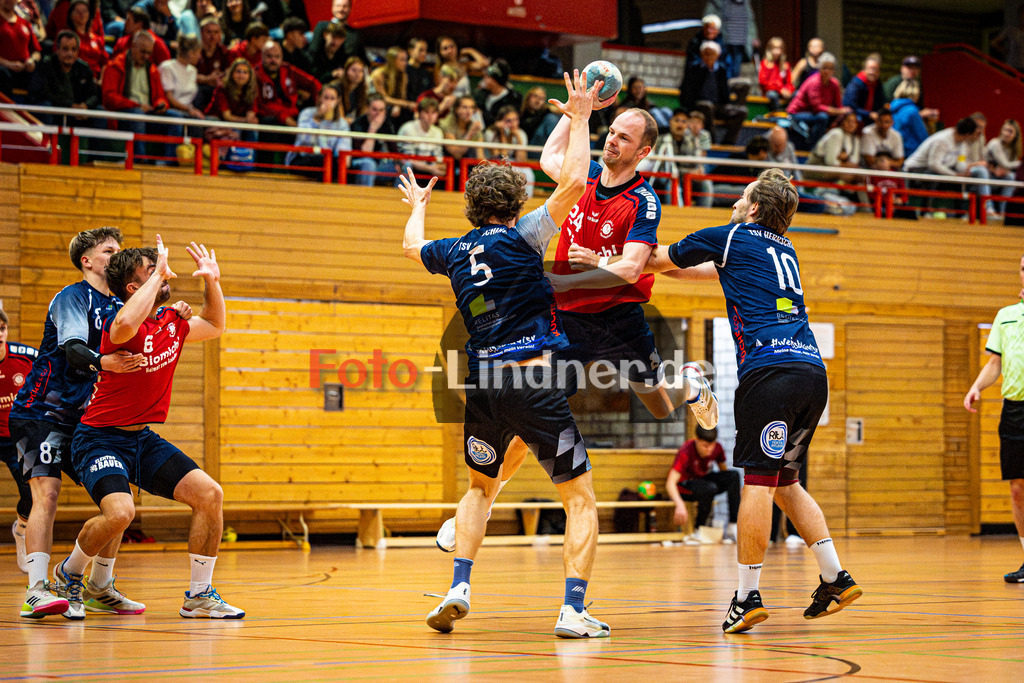 TSV Weiheim gegen TSV Herrsching II | Handball Bezirksoberliga Herren 2025/26, TSV Weiheim gegen TSV Herrsching II, 20251025,Angriff und Wurf von Maximilian OSTHÖVER (TSV Weilheim 24),2025-10-25 in Weilheim (Jahnhalle)Andreas KUNZ (TSV Weilheim 6), Andreas TÜRK (TSV Herrsching II 5), Maximilian OSTHÖVER (TSV Weilheim 24), Kai HOFFMANN (TSV Herrsching II 10)Copyright: WolfgangxLindner