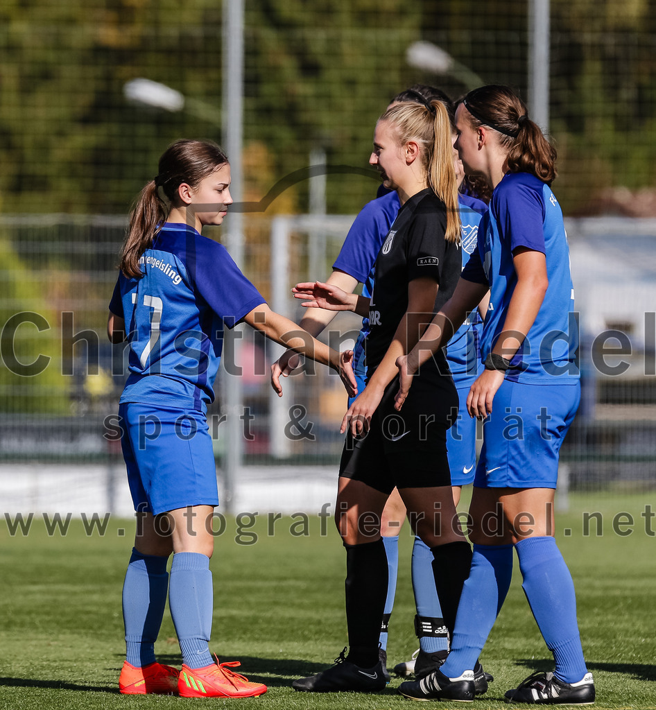 2023-10-21_113_FC_Langengeisling_gegen_TSV_Eching | Erding, Deutschland, 21.10.2023:
Fußball, Bezirksoberliga 2023 / 2024, 8. Spieltag, FC Langengeisling gegen TSV Eching, Endergebnis: 0:0

Anna Deischl (FC Langengeisling, #17), Mathea Rügemer (FC Langengeisling, #5)

Foto: Christian Riedel / fotografie-riedel.net